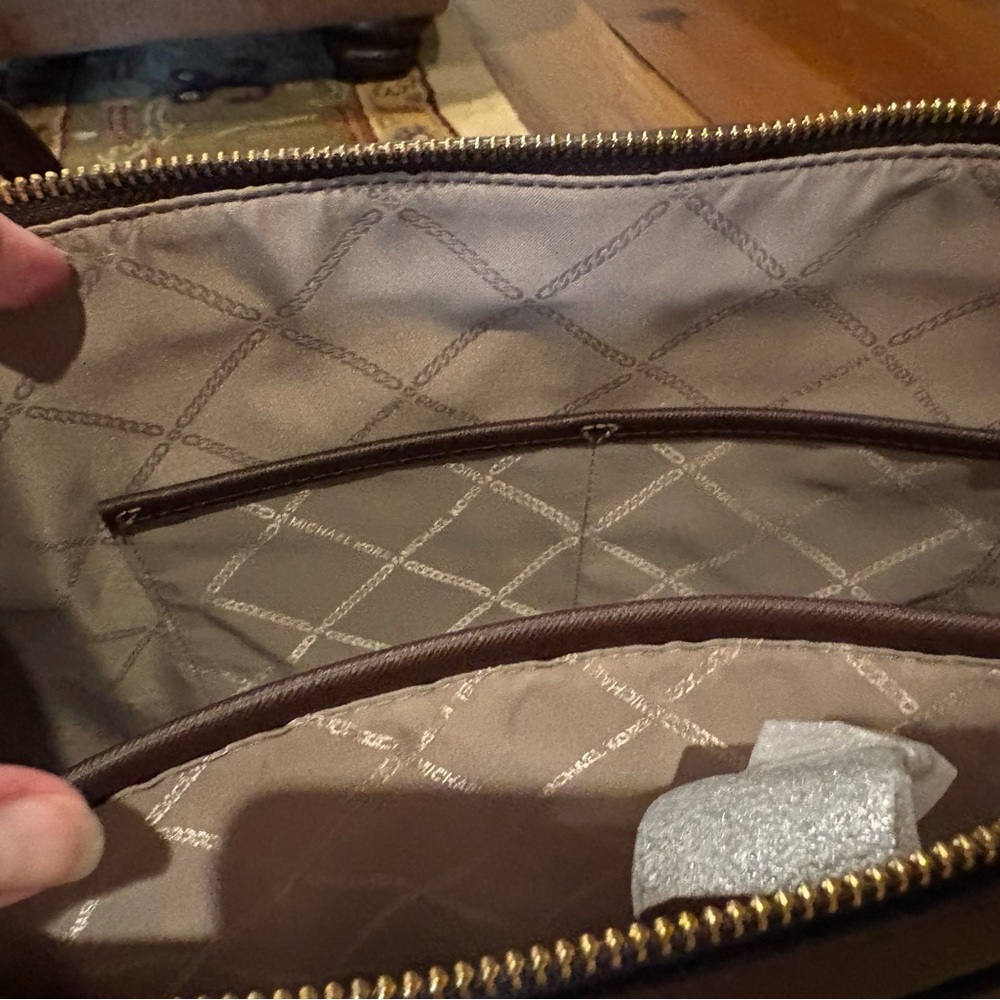 Michael Kors Voyager Large- Barolo - Picture 11 of 11